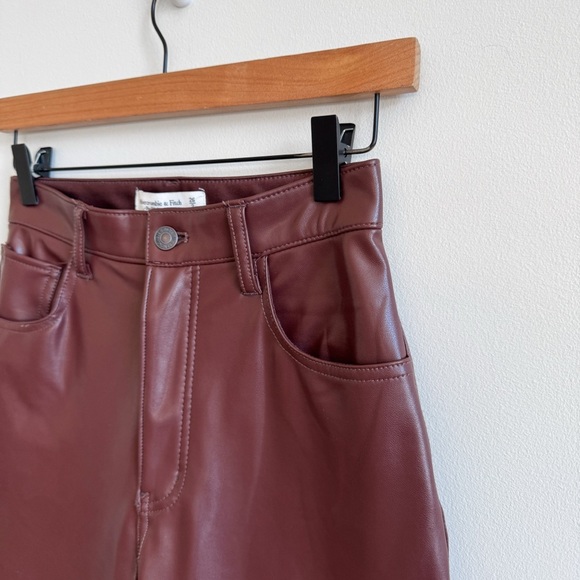 ABERCROMBIE • Curve Love Vegan Leather 90s Straight Pant in Dark Brown - Picture 5 of 10